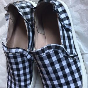 ✨Checkered slip on sneakers✨